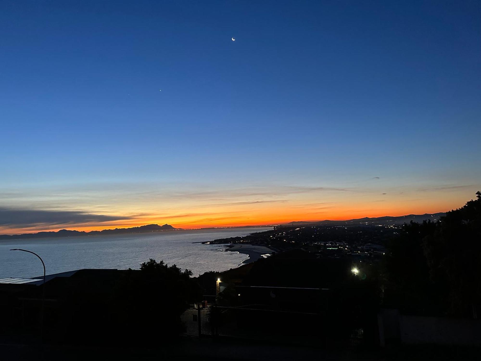 Strelitzia, Spacious With A Stunning View Apartment Cape Town